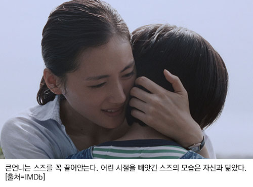 큰언니는 스즈를 꼭 끌어안는다. 어린 시절을 빼앗긴 스즈의 모습은 자신과 닮았다.