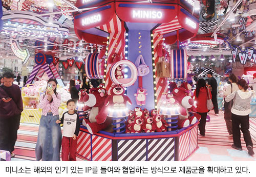  미니소는 해외의 인기 있는 IP를 들여와 협업하는 방식으로 제품군을 확대하고 있다