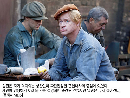 알란은 자기 의지와는 상관없이 파란만장한 근현대사의 중심에 있었다. 개인이 감당하기 어려울 만큼 절망적인 순간도 있었지만 알란은 그저 살아갔다. [출처=IMDb]