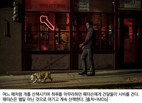여느 때처럼 개를 산책시키며 하루를 마무리하던 패터슨에게 건달들이 시비를 건다. 패터슨은 별일 아닌 것으로 여기고 계속 산책한다. [출처=IMDb]
