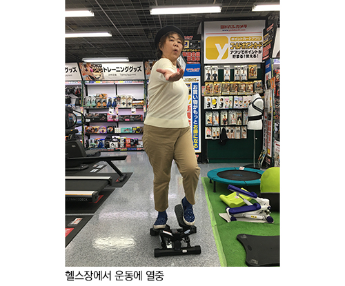 헬스장에서 운동에 열중