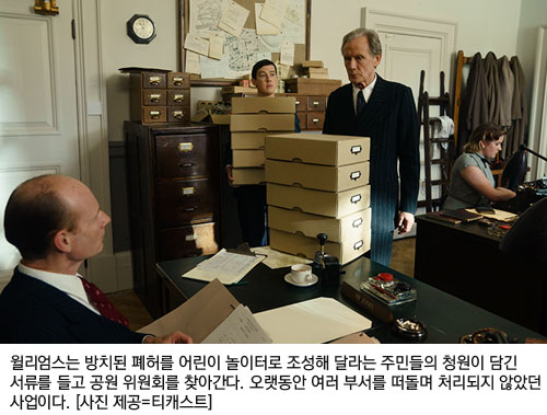 윌리엄스는 방치된 폐허를 어린이 놀이터로 조성해 달라는 주민들의 청원이 담긴 서류를 들고 공원 위원회를 찾아간다. 오랫동안 여러 부서를 떠돌며 처리되지 않았던 사업이다. [사진 제공=티캐스트]