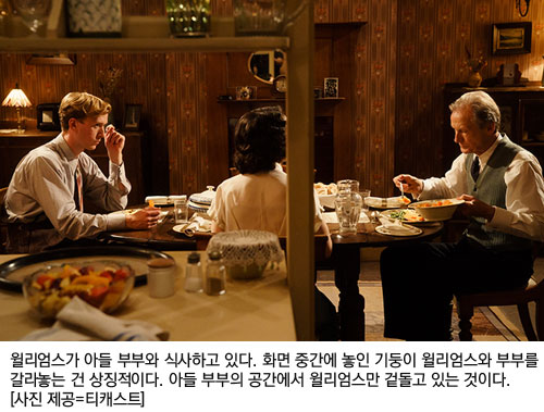 윌리엄스가 아들 부부와 식사하고 있다. 화면 중간에 놓인 기둥이 윌리엄스와 부부를 갈라놓는 건 상징적이다. 아들 부부의 공간에서 윌리엄스만 겉돌고 있는 것이다. [사진 제공=티캐스트]