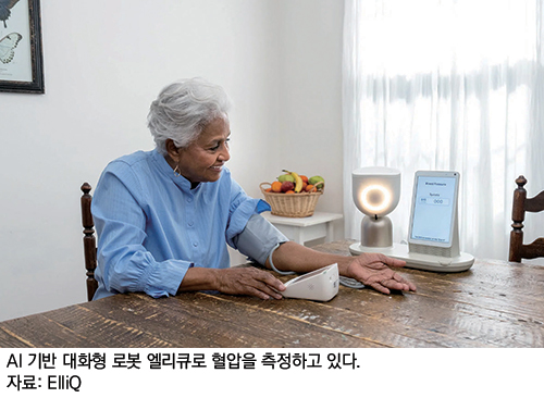 AI 기반 대화형 로봇 엘리큐로 혈압을 측정하고 있다. 자료: ElliQ