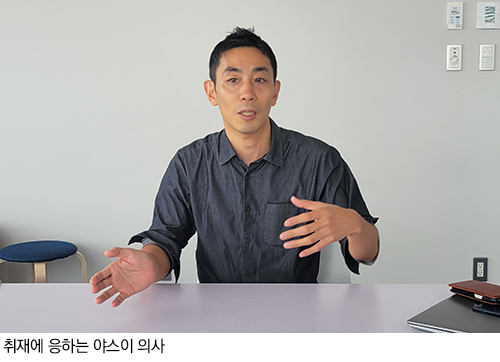 취재에 응하는 야스이 의사